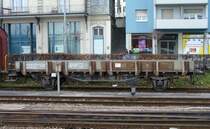 Dienstwagen Xs  40 85 975 1 121-4 Abgestellt im Bahnhofsareal von Fribourg am 16.12.2006