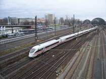 ein ice br 411 verl��t als ice 1558 den dresdener hauptbahnhof mit ziel wiesbaden hauptbahnhof . der name des ice lautet bad oeynhausen . gesehen am 18.01.2007