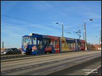 Am sonnigen 24.11.06 saust Tram 148 mit Ganzwerbung �ber die Cottbuser Bahnhofsbr�cke.