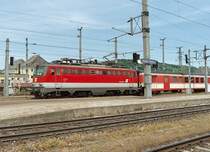 1142-550 bei der Einfahrt in den Bahnhof Attnang-Puchheim im Mai 2003