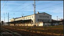 Das f�r seine heutigen Bed�rfnisse riesige Empfangsgeb�ude von Lutherstadt Wittenberg aus S�dosten gesehen. Angeblich soll das Geb�ude in absehbarer Zeit geschrumpft werden, hei�t es soll angeblich um etwa 1/3 von Rechts her abgerissen werden.