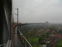 Die Hochbr�cke in Rendsburg hier am 4.1.2007 mit dem SH-Express in Richtung Hamburg. 1911-1913 erbaut, �berquert sie den Nord-Ostsee-Kanal in 42 Metern H�he. Leider war es kein so sch�nes Wetter, worunter auch die Fotoqualit�t litt. Falls das Foto zu schrecklich ist, bitte kommentieren - ich nehme es dann raus.