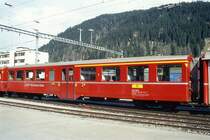 RhB - AB 1514 am 10.05.1994 in Davos Platz - 1./2. Klasse Personenwagen - Leichtstahl Mitteleinstiegswagen - �bernahme 1957 - SIG - Fahrzeuggewicht 18,00t - Sitzpl�tze 23/30 - L�P 18,22m - zul�ssige Geschwindigkeit 90 km/h - �2=26.05.1989 - Logo RhB in deutsch. Lebenslauf: ex AB4� 1514 - 1964 AB 1514 - 1989 Pendelzugwagen - 06.12.2006 B 1514 - Hinweis: mit gelben Hinweispfeilen f�r Taster neben den T�ren, gescanntes Dia
