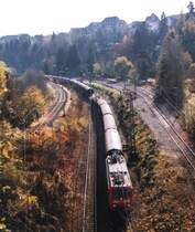 �ber dem Au-Tunnel in Rottweil blickt man hier auf das Gleisfeld und auf die oberhalb befindliche Altstadt. In diesem Moment macht sich ein langer G�tertransport auf den Weg nach Norden, nach Kornwestheim. 
