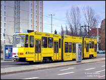 Tram 143 der Cottbusverkehr zeigt uns heute mal ihre  gelbe Seite  (die andere ist wei�), Cottbus, Bahnhofstr., 13.01.07.