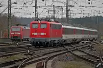 115 198-4 rollt mit dem Ic 181 aus Stuttgart Hbf nach Zürich HB in den Bf Singen(Hohentwiel) rein.Bild vom 17.12.2014