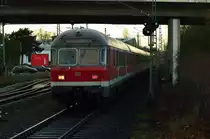 Karlsruher Steuerwagen am Zugschluß eines RE4 Verstärkerzuges nach Aachen.
Der Zielanzeiger ist wohl schon für die Rückfahrt auf Düsseldorf gestellt.....
Korschenbroich den 19.12.2014