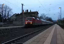 120 134-2 passiert mit dem IC 1987  Rottaler Land  den Bahnhof Witzenhausen. Nach dem aktuellen Fahrplanwechsel ist dieser Zug m.W. nach auch Geschichte. Aufgenommen am 11.01.2014.