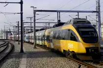 4124 013, ein vierteiliger und vierfarbiger E-Talent mit Werbung für verschiedene Spezialtickets, bildet den zweiten Teil des REX nach Deutschkreutz über Ebenfurth und Sopron, aufgenommen am 13.12.14 bei der Ausfahrt aus dem Wiener Hbf.