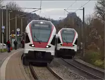 Perspektivspielchen mit den Seehasen RABe 521 204 und 209. Im Hintergrund der Hohenkrähen. Singen, Dezember 2014.