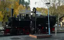 Bahnhof Alexisbad am Nachmittag des 17.10.2014: Als ich die beschwörende Geste des Heizers von 99 5906 beim Wasserfassen hier sah, mußte ich unwillkürlich an Goethes  Zauberlehrling  denken, welchen ich hier (sehr frei interpretiert) mal zitieren möchte:
 Walle, walle, manche Strecke,
daß zum Zwecke Wasser fließe
und mit reichem, vollen Schwalle,
in das Lökle sich ergieße!  ;-)