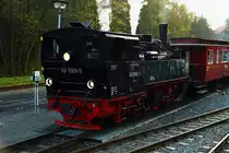 99 5906 vor einem IG HSB-Sonderzug am 17.10.2014 im Bahnhof Alexisbad.