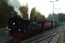 99 5906 mit IG HSB-Sonderzug am 17.10.2014 im Bahnhof Alexisbad. Sie hat heute den Zug bereits von Wernigerode zum Brocken, danach nach Eisfelder Talmühle und letztendlich hierher gebracht. Nach dem Wasserfassen geht es dann noch weiter bis Gernrode, wo die Fahrt endet. Ungewöhnlich bei zu sehendem Bild ist, dass der Zug etwas außerhalb des Bahnhofes gehalten hat. Der Grund dafür war, dass auf diese Weise die Lok am Wasserkran zum Stehen kam, sodaß sie für das Wasserfassen nicht extra umsetzen mußte, was deutlich Zeit gespart hat. Entgegen den meisten anderen Bahnhöfen, verfügt Alexisbad nur über diesen einen Wasserkran.