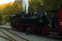 Wie uns das Lokpersonal von 99 5906 hier am 17.10.2014 am Wasserkran im Bahnhof Alexisbad zeigt, gibt es an einer hundertjährigen alten Lady immer etwas zu tun. Dank guter Pflege und Wartung tut diese Maschine auch heute noch zuverlässig ihren Dienst.