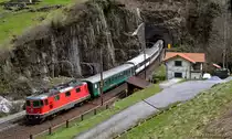 SBB 11207 - Wassen - 25.04.2012 - IR 2282, Locarno-Zürich Hb

Am 25. April 2012 hat Re 4/4 11207 den untersten Kehrschleifentunnel bei Wassen verlassen und eilt mit IR 2282 nach Zürich den nächsten Halt in Erstfeld entgegen.
