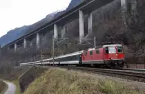 Der Interregio mit der Re 4/4 II 11152 an der Spitze fährt aus der 27 Promille Steigung in die Horizontale bei der ehemaligen Station Giornico, bevor es anschließend über die Kehrtunnel der Biaschina weiter den Gotthard hinauf geht. Aufgenommen am 19.12.2014