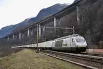 Die Re 465 016-4 bei der ehemaligen Station Giornico auf der Fahrt über den Gotthard Richtung Norden, aufgenommen am 19.12.2014.  