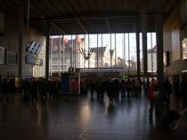 Wer die Bahnhofshalle in diese Richtung verl�sst, der kommt zur City, Ausgang Sonnenstrasse. 29.12.06