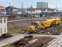 Gleisbaumaschine (Schotterplaniergerät und Stopfmaschine) der Strabag im Bahnhof Nordhausen 20.12.2014