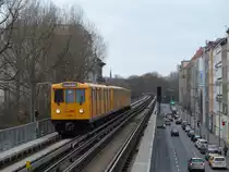 Trübes Wetter kann der U1 die Laune nicht verderben. Gemütlich saust sie als Hochbahnstrecke an den Wohnzimmern vorbei, erhaben über den sonstigen Verkehr auf der Straße. 20.12.2014, Prinzenstraße