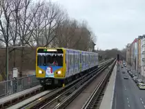 Weihnachts-U-Bahn der BVG. Weihnachtlich geschmückt, mit echtem Weihnachtsmann an Bord - das macht Spaß. Statt historischer Fahrzeuge wird hier die (noch) modernste Baureihe HK eingesetzt, aufwändig mit Folien beklebt. 20.12.2014, U-Bahnhof Prinzenstraße