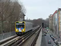 Der Weihnachtsmann fährt U-Bahn. An allen Adventswochenenden fährt die BVG zwischen Uhlandstraße und Warschauer Straße mit ihrem Weihnachtszug, selbstverständlich vom Weihnachtsmann begleitet. Die Fahrt hin und zurück dauert etwa eine Stunde und kostet 5 Euro und kann telefonisch reserviert werden. http://www.bvg.de/de/Aktuell/Newsmeldung?newsid=212 20.12.2014, U-Bahnhof Prinzenstraße