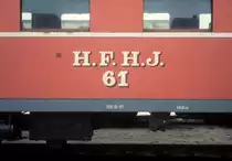 HFHJ (Hillerd-Frederiksværk-Hundested-Jernbane, auch Frederiksværkbanen genannt) am 23. Dezember 1976: Personenwagen C 61 (Scandia 1949, ausgemustert um 1984). - Die Bahn zwischen Hillerød und Frederiksværk (HFJ) wurde 1897 eingeweiht. Im Dezember begann der Bahnverkehr zwischen Frederiksværk und Hundested, aber erst 1943 fusionierten die beiden Bahnen offiziel - damit entstand die HFHJ. - In den Bahnunternehmensnamen findet man oft das Wort 'Jernbane' (in der Abkürzung 'J'). Dieses Wort bedeutet 'Eisenbahn'. 