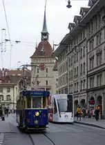 BERNMOBIL: Jeweils während der Adventszeit wird der Museumswagen Ce 4/4 45 (1935) in ein  MAERLITRAM  verwandelt. Am 19. Dezember 2014 wurde das Weihnachtstram anlässlich einer Begegnung mit einem Combino Tram XL Be 6/8 in der Spitalgasse fotografiert.
Foto: Walter Ruetsch