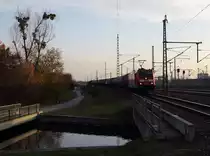Mit einem Kesselzug zum Rbf München-Nord war 185 251-6 am 24.11.14 in München-Obermenzing unterwegs. (andere Perspektive)