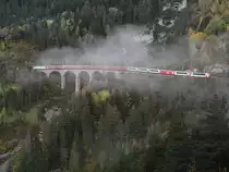 Auf dem Schmittnertobel-Viadukt fährt am 12.10.2014 der Glacier-Express GEX 903, St. Moritz - Zermatt, das Albulatal hinab in Richtung Thusis.