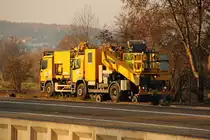 MB Zweiwege Actros 3346 und Atego 1828 Balfour Beatty in Hochstadt/ Marktzeuln am 12.11.2011. 