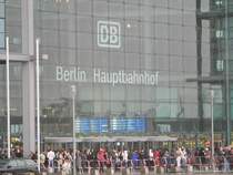 Blick vom Washingtonplatz auf den Hauptbahnhof, der gerade wegen einer neuen Unwetterwarnung evakuiert wird. Sofern die Streben der Geb�udefl�gel auch hier nur aufliegen, halte ich diesen Versammlungsort f�r �u�erst ungeeignet. 21.1.2007, gegen 14:30