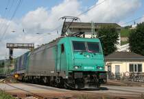 185 577 mit DGS 43711 (Crossrail, Genk–Novara) am 08.07.2011 in R�desheim (Rhein)
