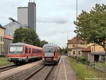 Blick nach Osten auf eine der stündlichen Zugkreuzung in Schrozberg am 20.8.14: Links 628 241 als RB nach Würzburg auf Gleis 2 und rechts 642 127 als RB nach Crailsheim auf Gleis 1.
