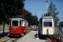 Tw  7 der Florianerbahn im Juli 1991 in der Endhaltstelle St. Florian, daneben Tw 21 der Linzer Straßenbahn als Infostand