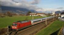 Seltenes Bild in Tirol, eine BR 101 vor einem IC. Hier ist am 20.12.2014 die 101 023-0 mit einem zusätzlichem IC München-Innsbruck im Tiroler Unterland bei Kirchbichl unterwegs. Der Zug verkehr nur Samstags als Entlastungszug für die Skifahrer und Urlaubsgäste. Das einzige was fehlt ist der Schnee :-)