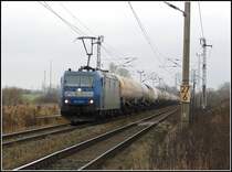 Br 185 510-5 von TX-Logistik mir einem Kesselzug beim verlassen von Rostock. Aufgenommen am 6.1.2007

