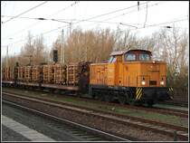 Die Werkslok V60 beim rangieren der Holzwagen in Rostock Bramow. Das Bild entstand am 14 Januar 07

