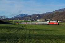 SBB: Morgendliche Winterstimmung vom 22. Dezember 2014 bei Niederbipp. Nur drei Tage vor Weihnachten fehlt noch immer die weisse Pracht. IR Biel-Konstanz mit Re 460 bei Niederbipp unterwegs vor der Kulisse der ersten Jurakette mit Schloss Bipp und der Evangelisch reformierten Kirche Oberbipp.
Foto: Walter Ruetsch