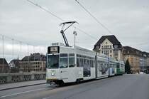 Be 4/6 S 683 mit der Pro Innerstadt Werbung zusammen mit dem B 1437 auf der Linie 14 überquert die Mittlere Rheinbrücke. Die Aufnahme stammt vom 20.12.2014.