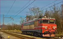 SŽ 363-020 fährt als Lokzug durch Maribor-Tabor Richtung Tezno VBF. /20.12.2014