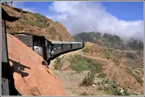 Bei Shegerini drücken die gefürchteten Wolken vom roten Meer herauf. Am gegenüberliegenden Berghang ist die Strasse und darunter die Bahnlinie zu sehen. (04.12.2014)