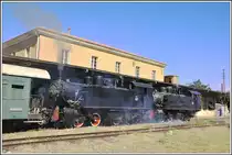 442.59 und 442.55 übernehemen gemeinsam den Personenzug für die Fahrt nach Shegerini und zurück. Asmara. (04.12.2014)