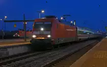 Am Morgen des 17.12.14 wartet 101 124 mit ihrem als ICE 1005 verkehrenden Metropolitan in Bitterfeld auf die Weiterfahrt Richtung Halle(S). 