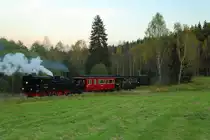 Zur Vorbereitung der, für heute, letzten Scheinanfahrt, drückt 99 5906, hier zwischen Mägdesprung und Sternhaus-Ramberg (Kilometer 8,4), ihren IG HSB-Sonderzug ein Stück zurück in den Wald. (Aufnahme am Abend des 17.10.2014)