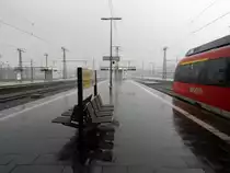 Blick auf den Bahnsteig Gleis 6/7 während eines Regenschauers im Düsseldorfer Hbf.

Düsseldorf 19.12.2014
