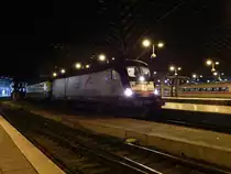Morgens gegen 7 Uhr fuhr der Sonderzug AKE99 nach Nürnberg in den Kölner Hbf ein. Am Haken hatte er TEE Rheingold Wagen. Gezogen wurde er von 182 529 von TXL.

Köln 20.12.2014