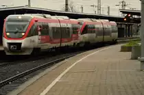 Diese beiden REGIO-Bahntriebwagen sind als S28 nach Mettmann Stadtwald fahren soeben in Neuss Hbf eingetroffen. 20.12.2014