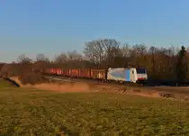 186 102 mit einem Schrottzug am 21.02.2014 bei Hilperting.