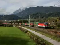 Die 1144 262 mit einem KLV-Zug am 03.11.2012 unterwegs bei Terfens.